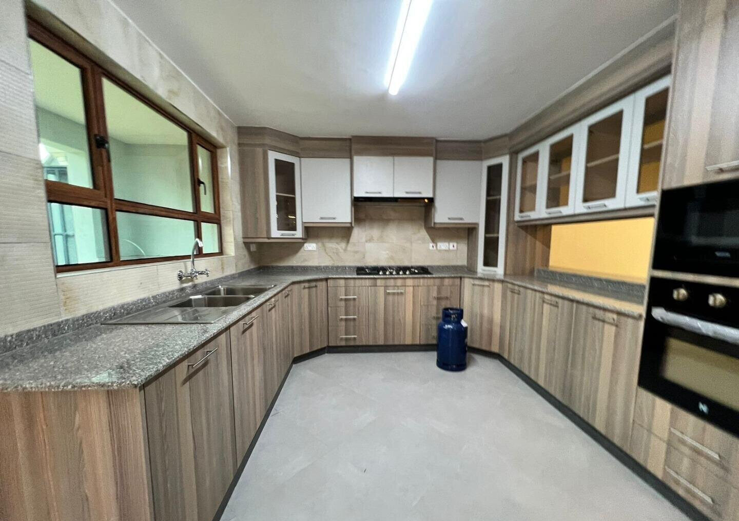 4BR Townhouse with Serene Gardens & Modern Amenities - Kamakis