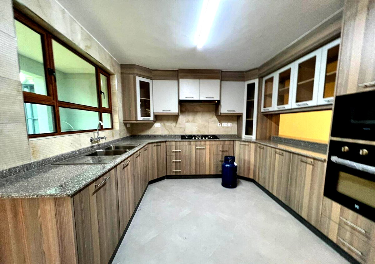 4BR Townhouse with Serene Gardens & Modern Amenities - Kamakis