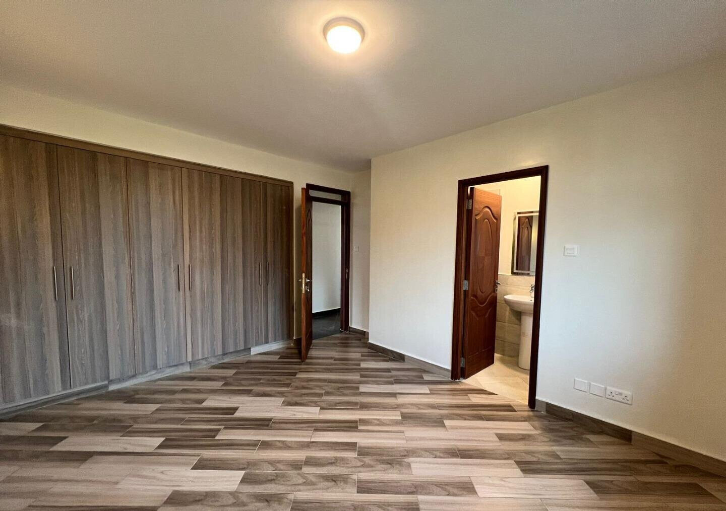 4BR Townhouse with Serene Gardens & Modern Amenities - Kamakis