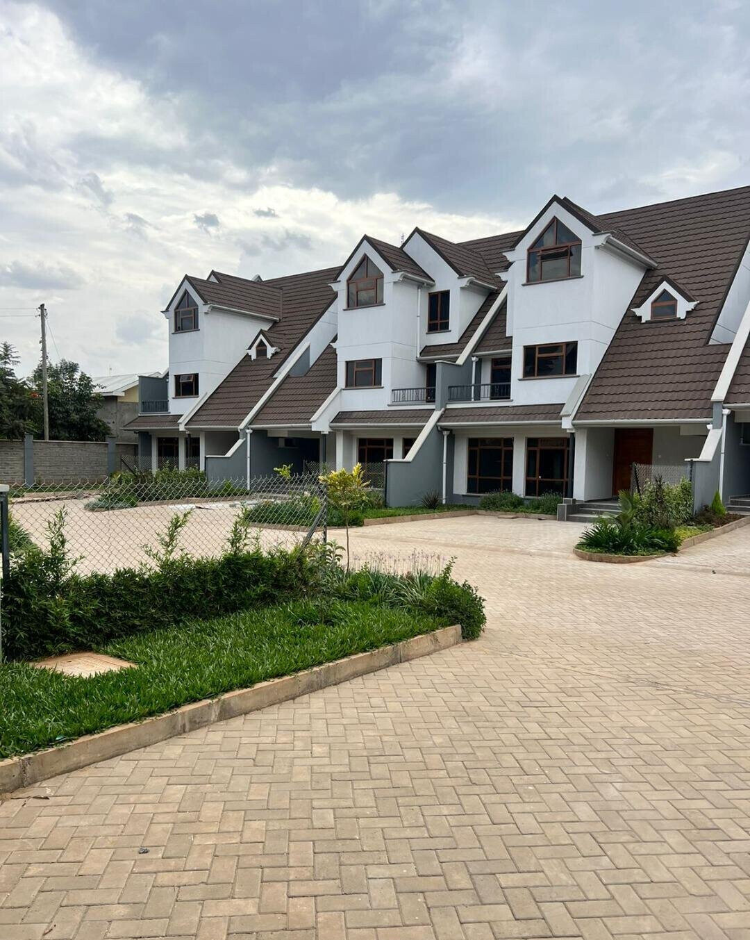 4BR Townhouse with Serene Gardens & Modern Amenities - Kamakis