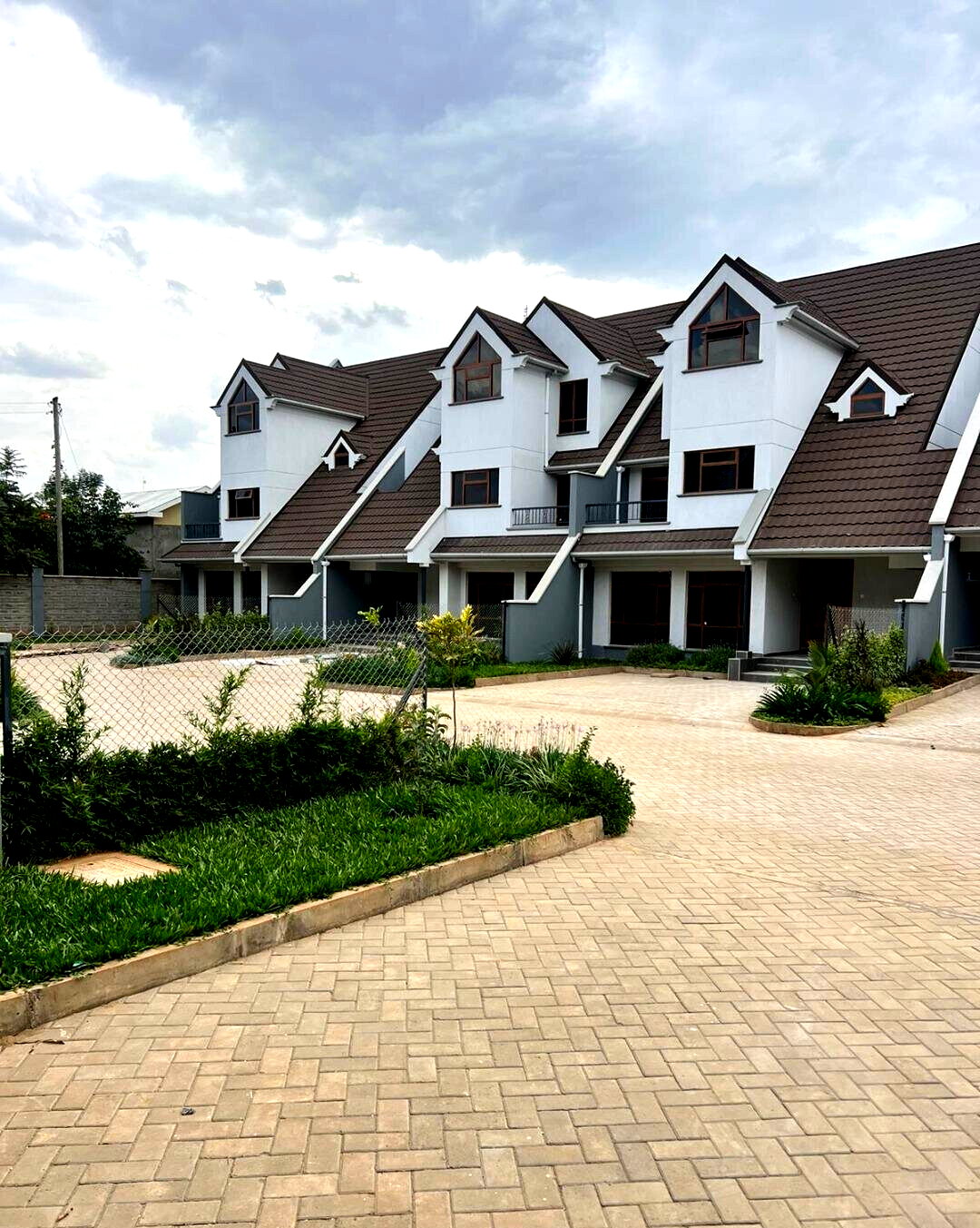 4BR Townhouse with Serene Gardens & Modern Amenities - Kamakis
