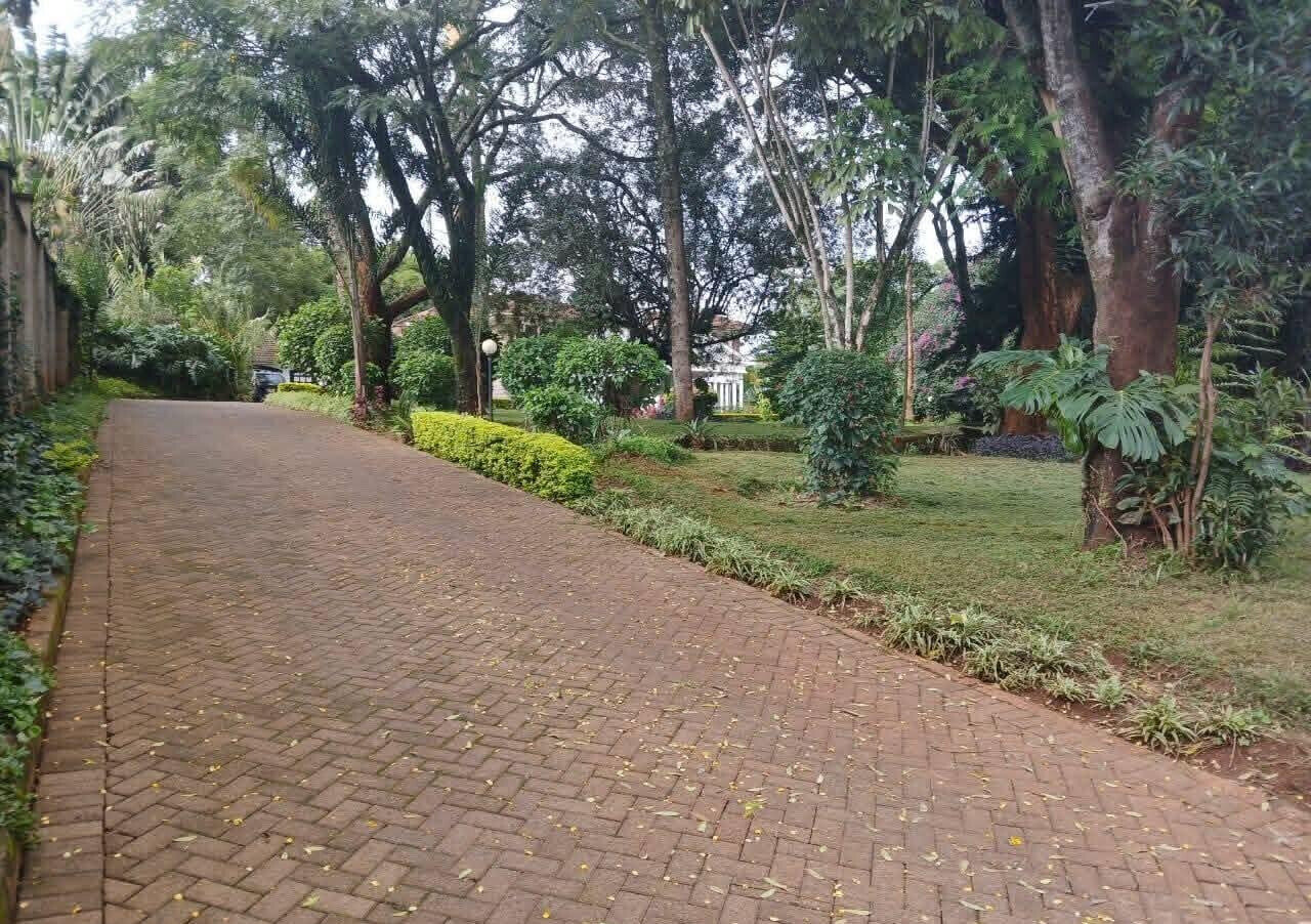 5BR All-Ensuite Home on 1.2 Acres with Two DSQs - Old Runda