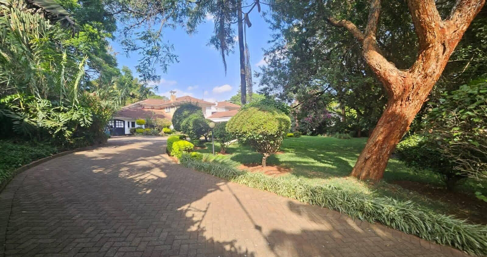 5BR All-Ensuite Home on 1.2 Acres with Two DSQs - Old Runda