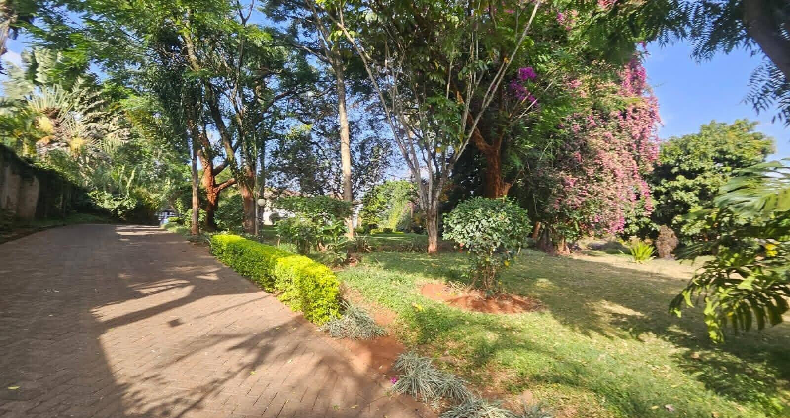5BR All-Ensuite Home on 1.2 Acres with Two DSQs - Old Runda