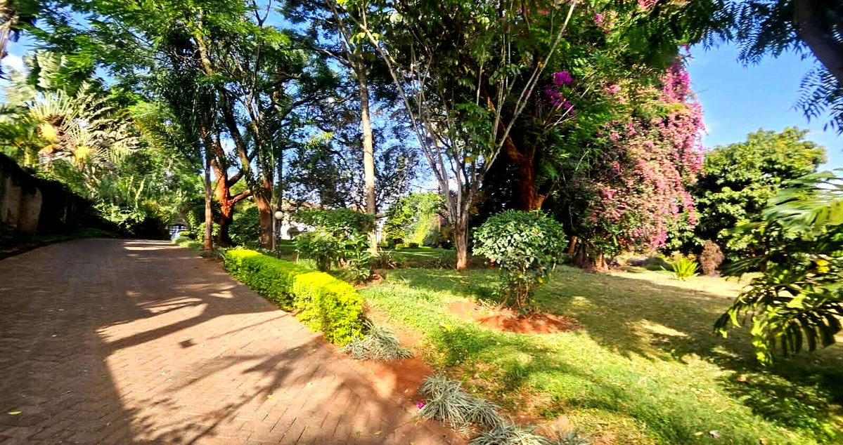5BR All-Ensuite Home on 1.2 Acres with Two DSQs - Old Runda