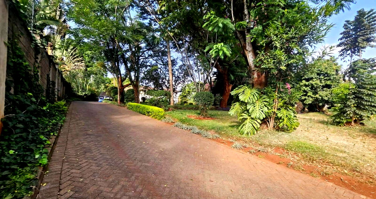 5BR All-Ensuite Home on 1.2 Acres with Two DSQs - Old Runda