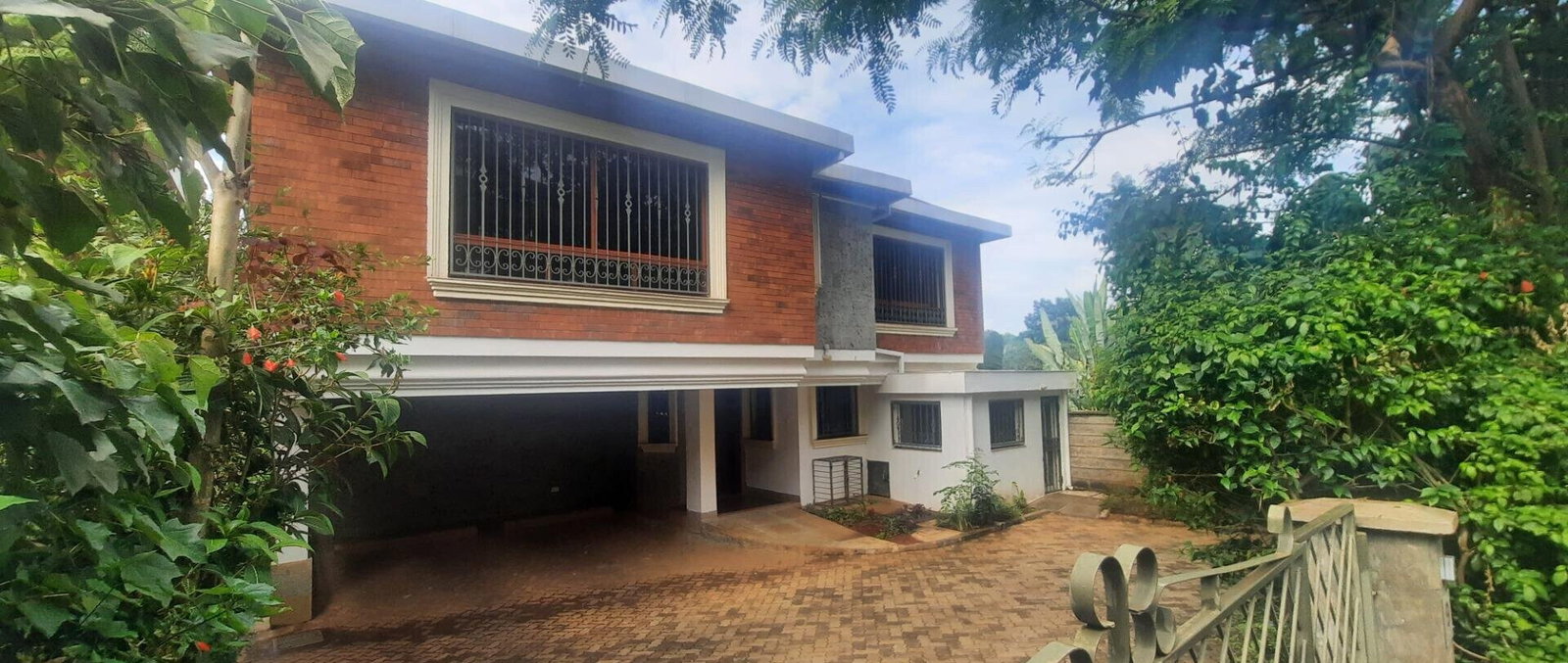 5-Ensuite Townhouse with Pool & DSQ in Spring Valley