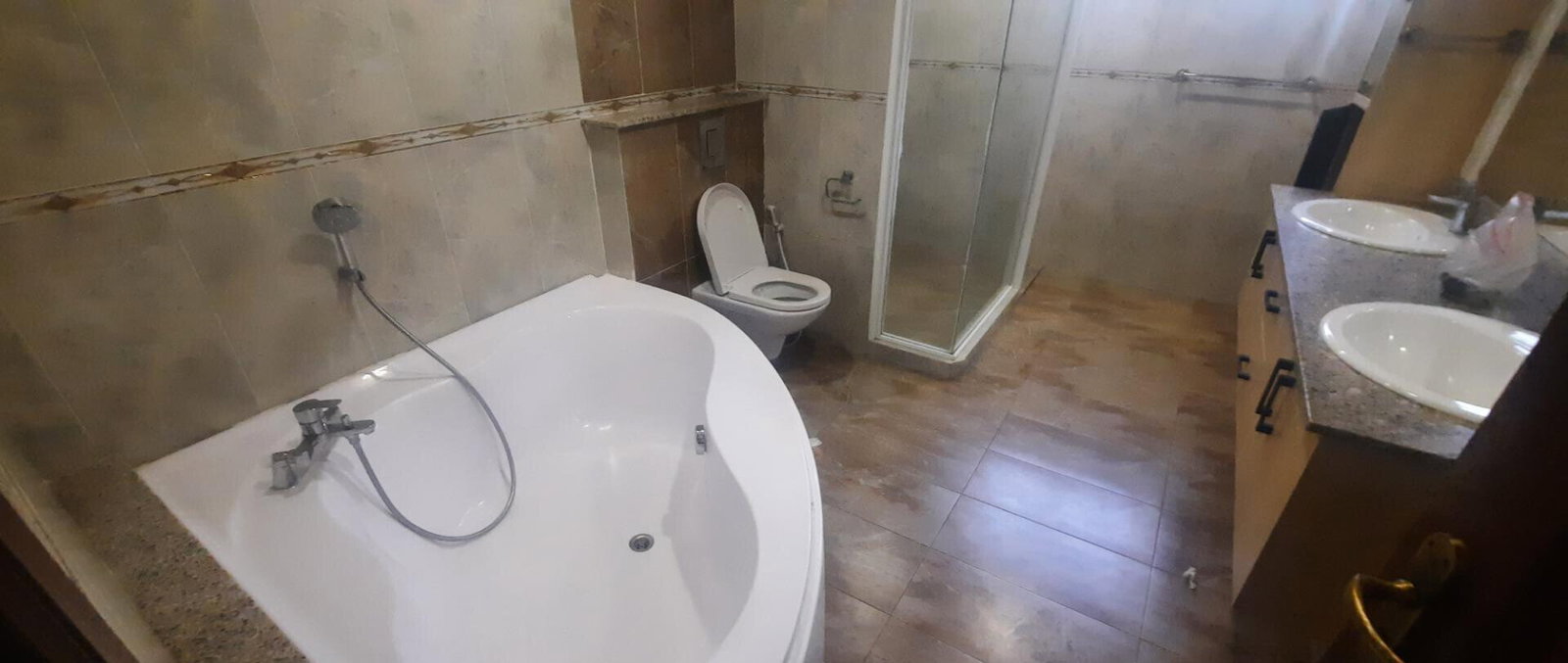 5-Ensuite Townhouse with Pool & DSQ in Spring Valley