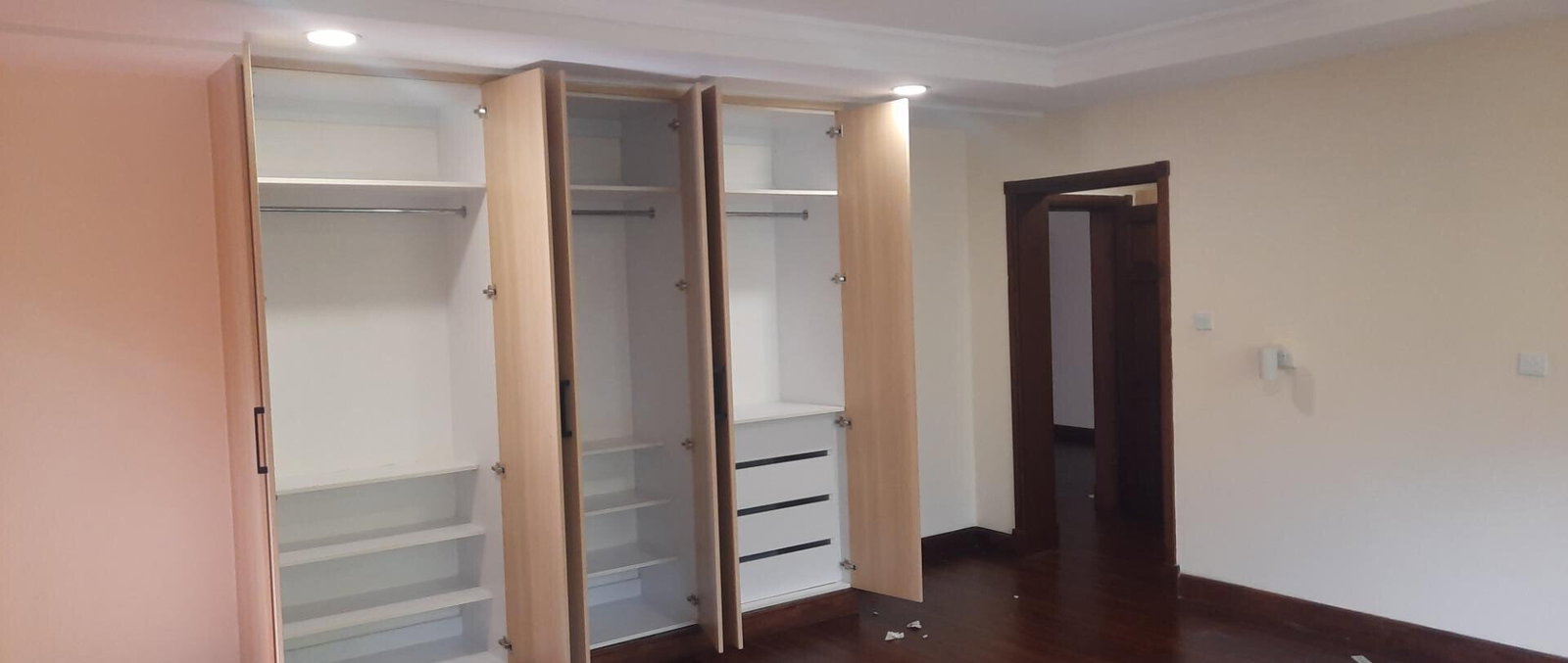 5-Ensuite Townhouse with Pool & DSQ in Spring Valley