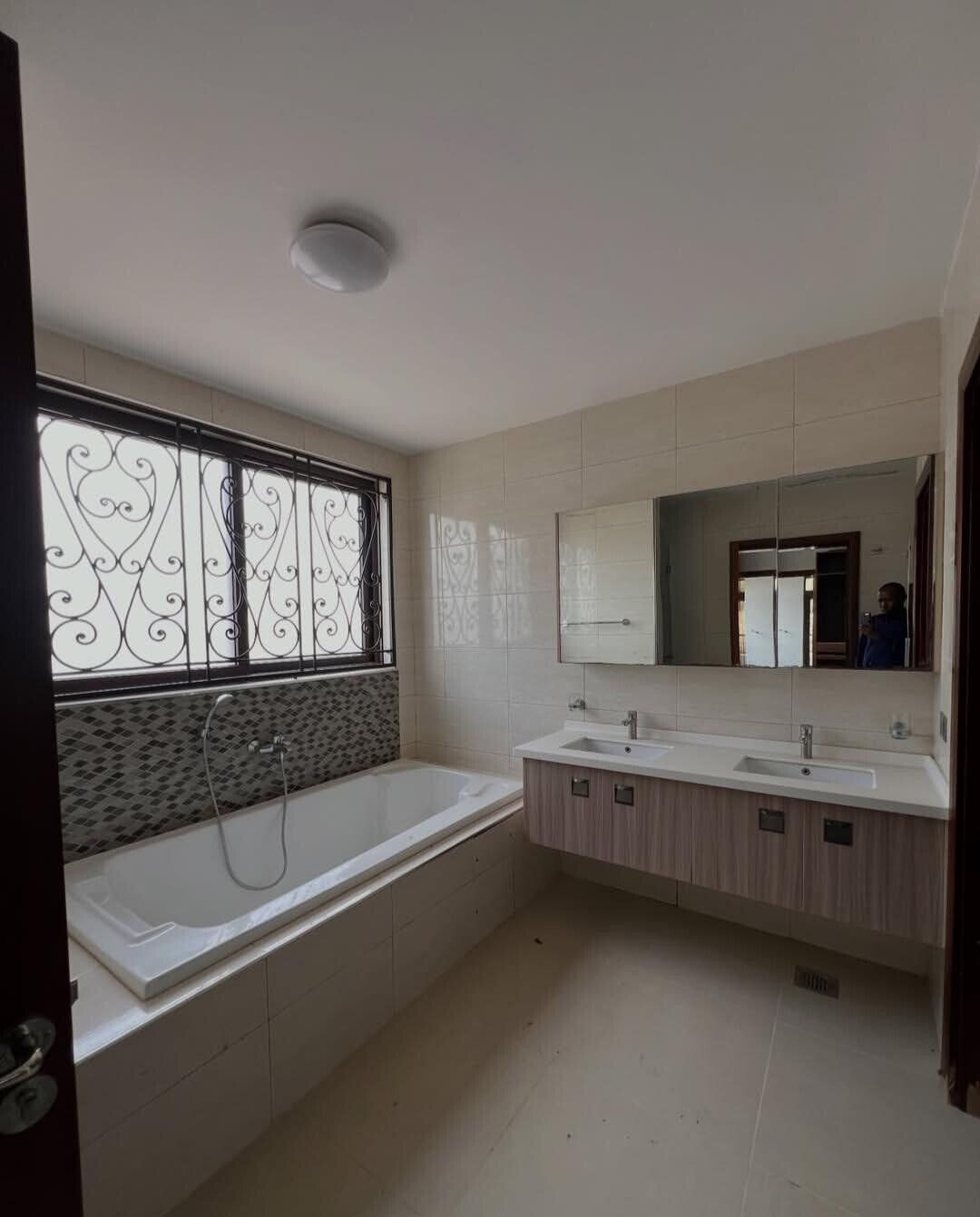 Corner Unit 5-Ensuite Townhouse with Solar - Lavington