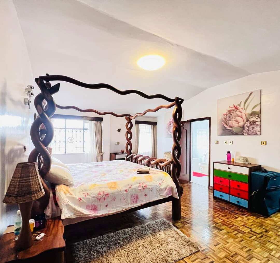 4BR Townhouse with 10,000L Water Tank & DSQ - Spring Valley