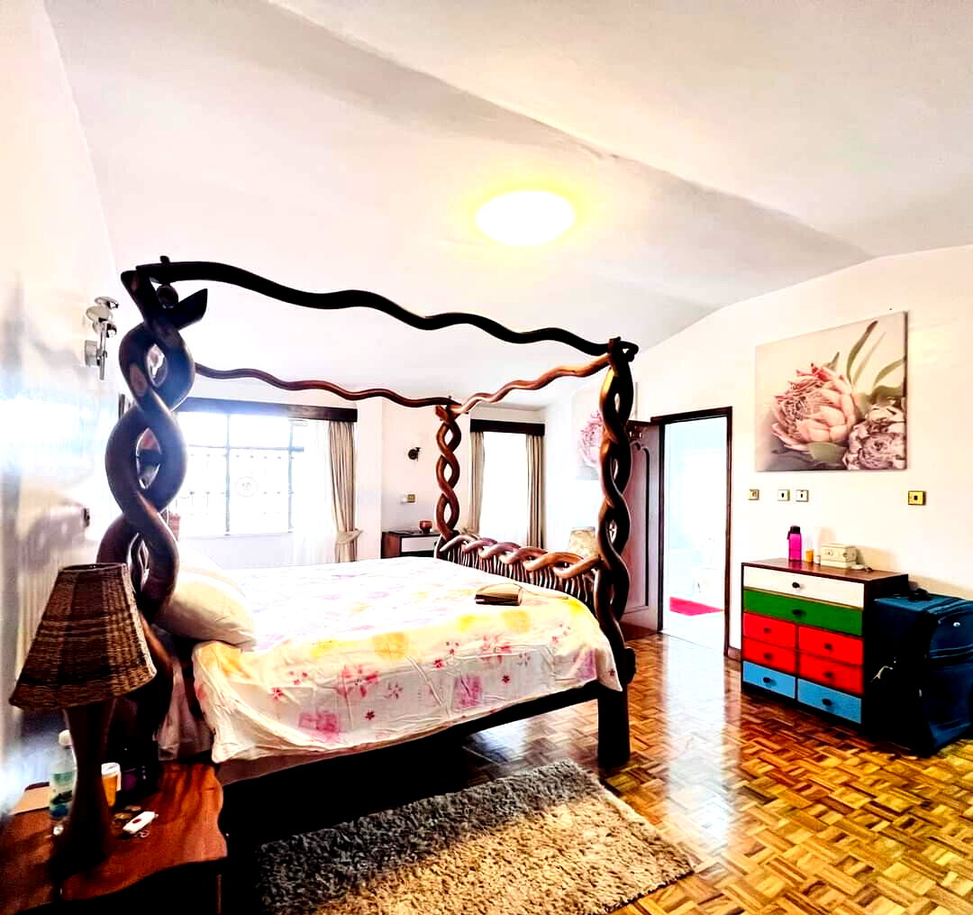 4BR Townhouse with 10,000L Water Tank & DSQ - Spring Valley