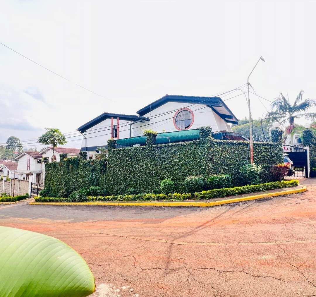 4BR Townhouse with 10,000L Water Tank & DSQ - Spring Valley