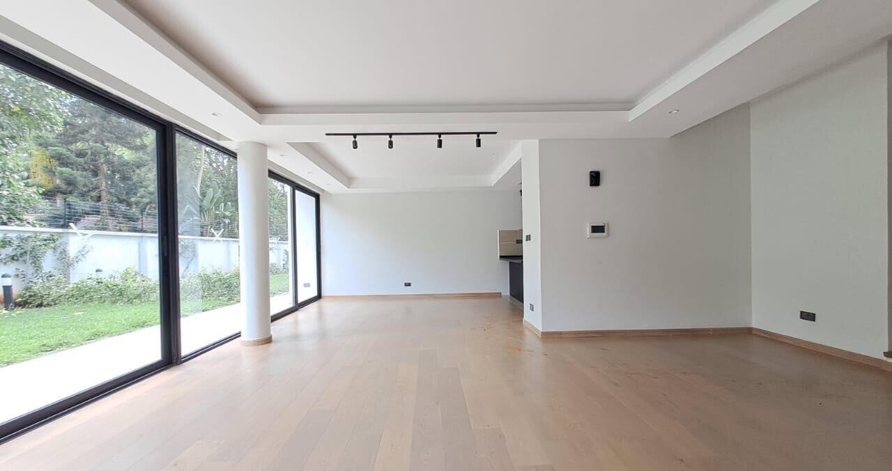 3-Level Townhouse with Back Garden & Fitted Kitchen - Lavington