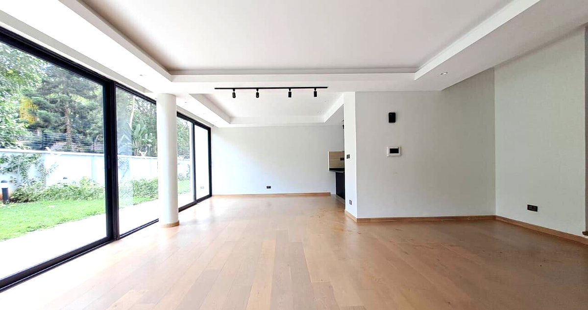 3-Level Townhouse with Back Garden & Fitted Kitchen - Lavington