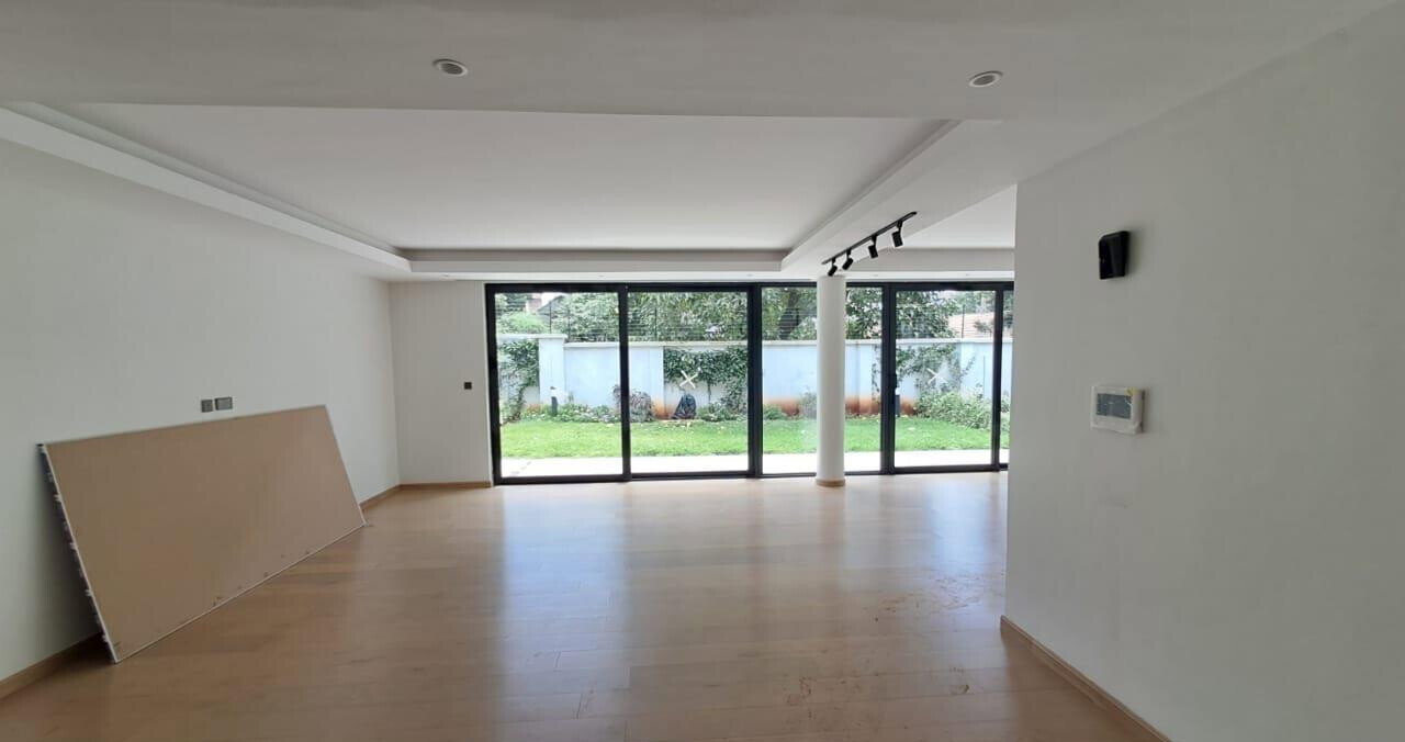 3-Level Townhouse with Back Garden & Fitted Kitchen - Lavington