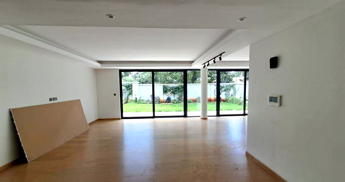 3-Level Townhouse with Back Garden & Fitted Kitchen - Lavington