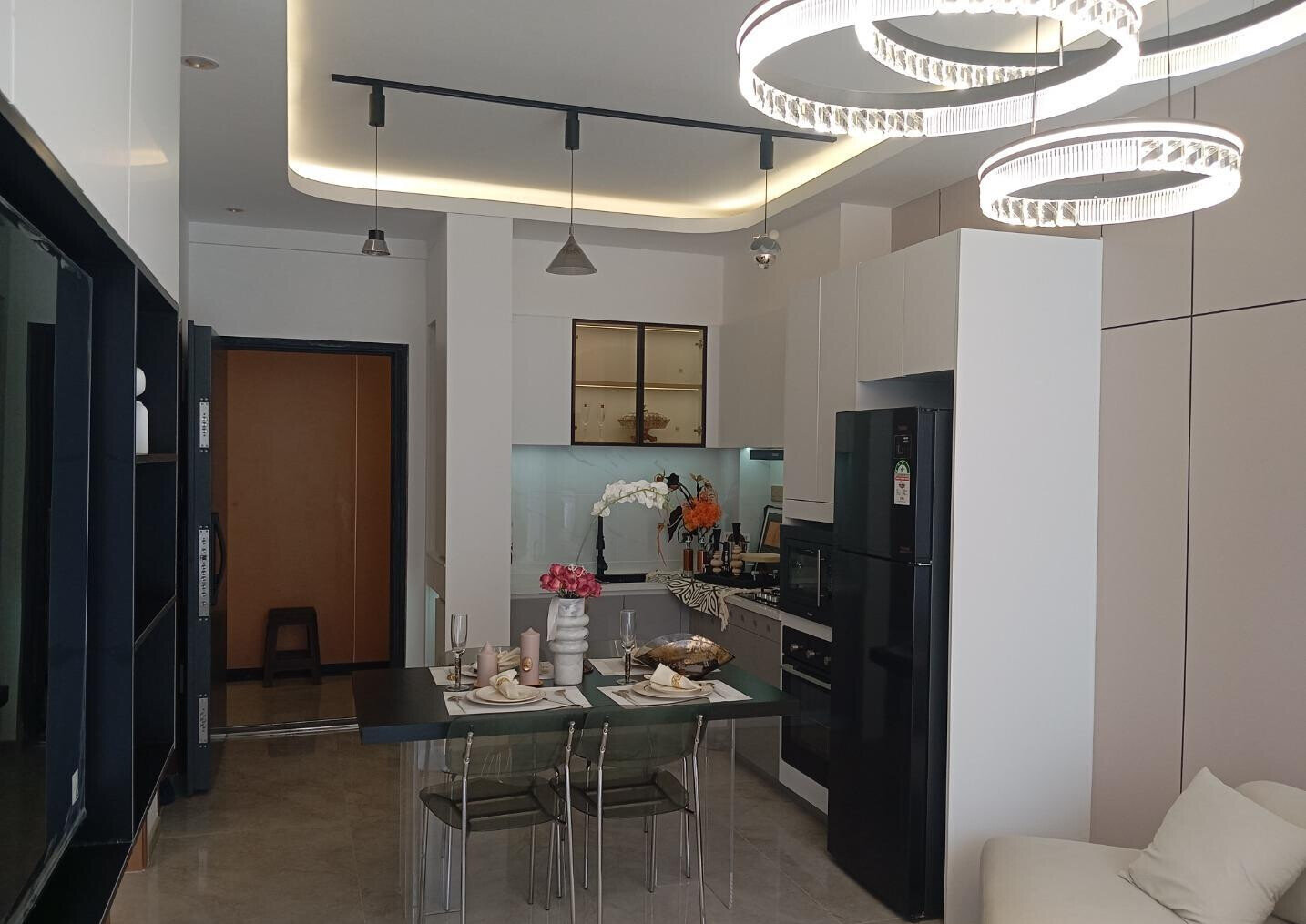 3BR Duplex with Smart Home Tech & Heated Pool - Westlands