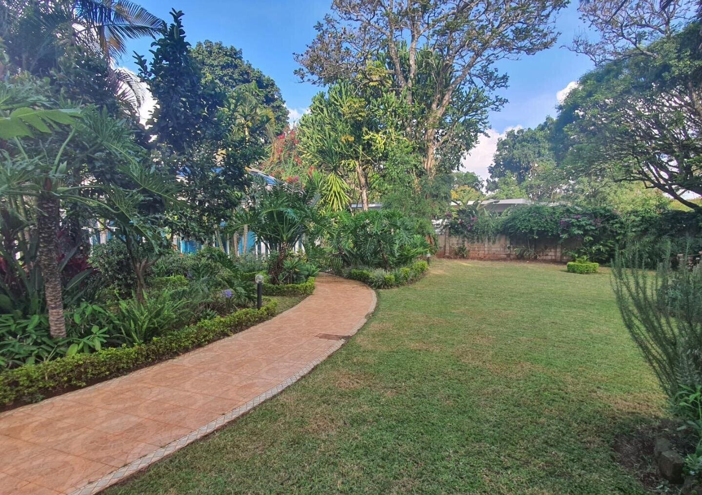 7BR Standalone with Heated Pool & DSQ on 1.3 Acres - Runda