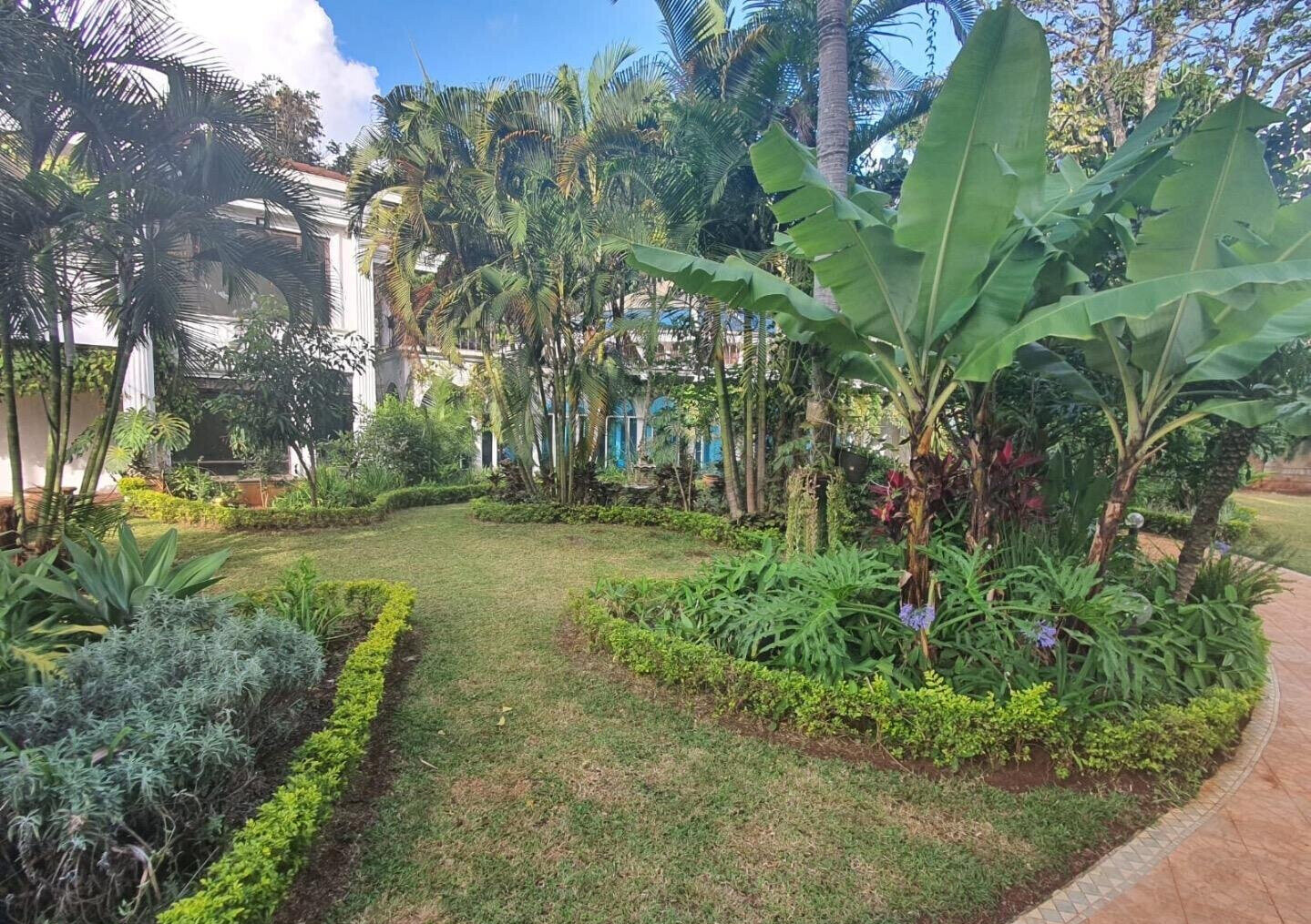7BR Standalone with Heated Pool & DSQ on 1.3 Acres - Runda