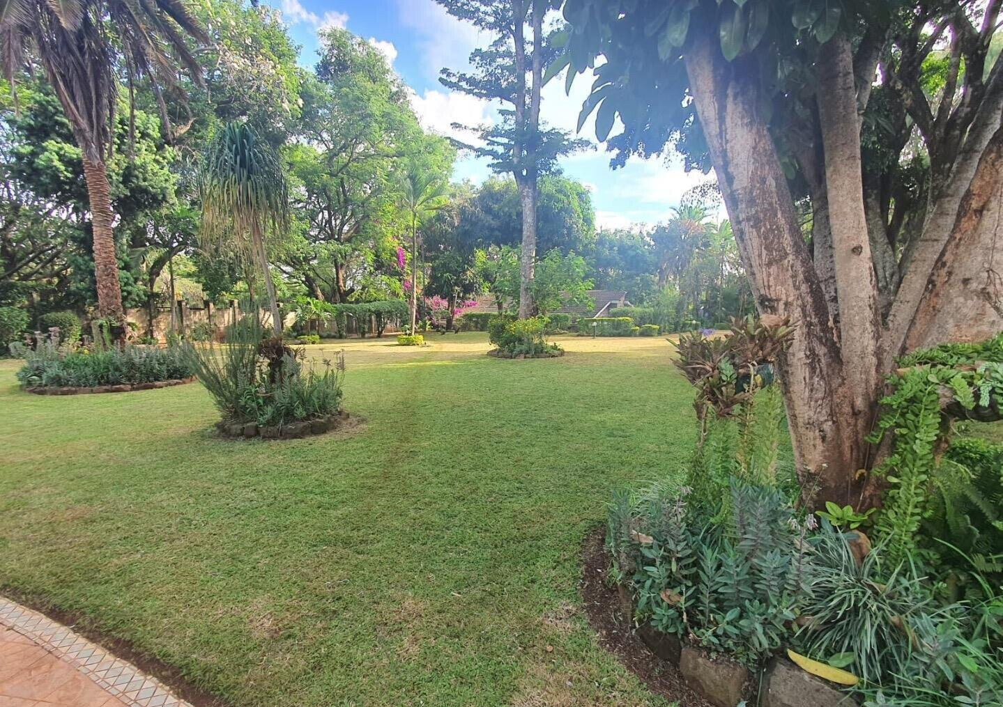 7BR Standalone with Heated Pool & DSQ on 1.3 Acres - Runda
