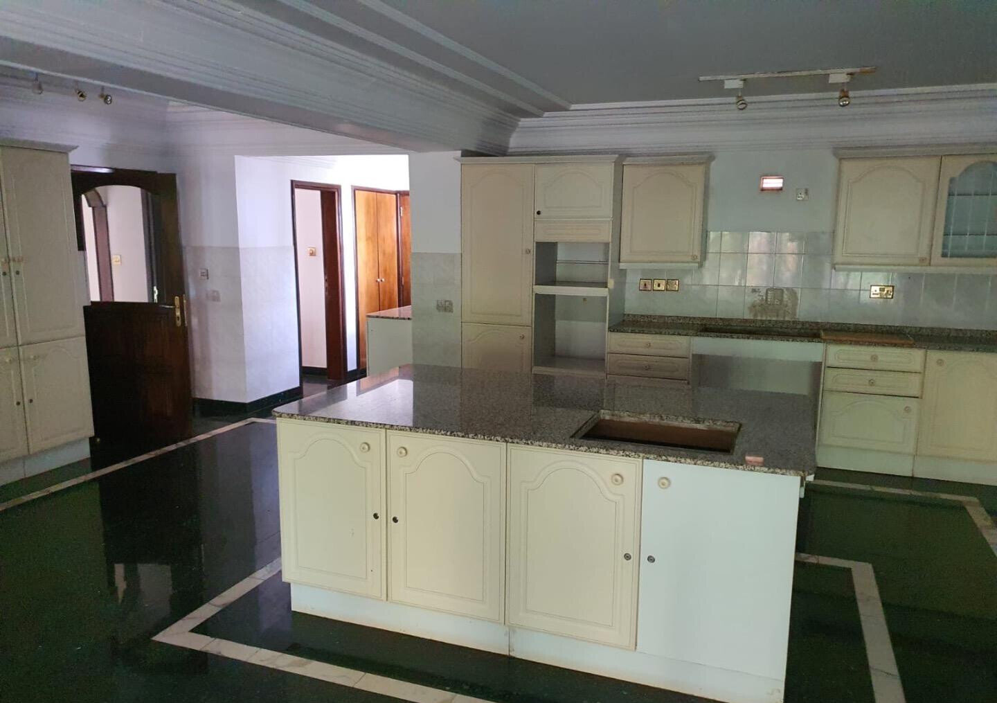7BR Standalone with Heated Pool & DSQ on 1.3 Acres - Runda
