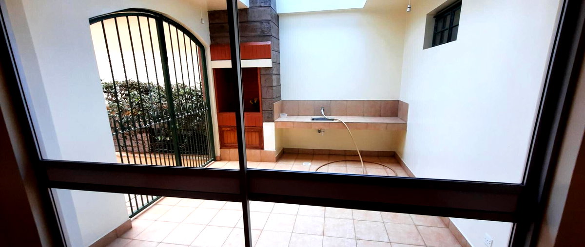 4-Ensuite Townhouse with Fireplace & Private Garden - Brookside, Westlands