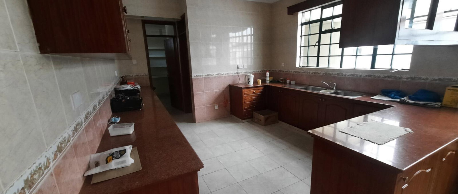 4-Ensuite Townhouse with Fireplace & Private Garden - Brookside, Westlands