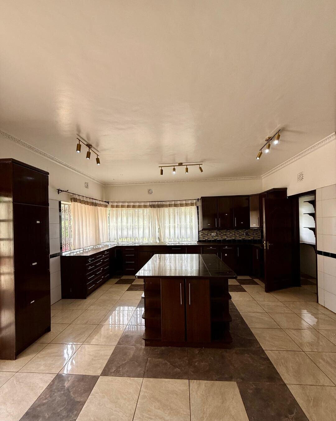 5BR Mansion with Garden on 1 Acre