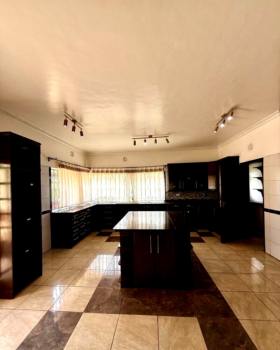 5BR Mansion with Garden on 1 Acre