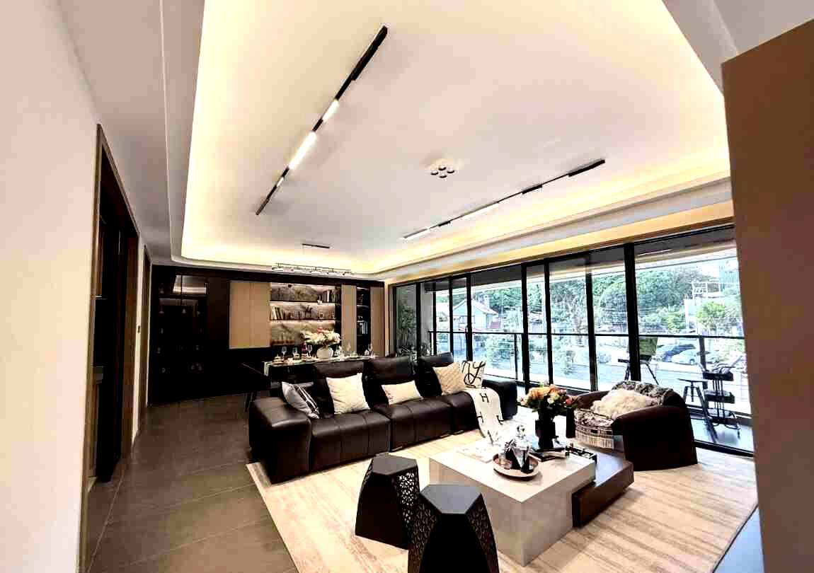 4BR + DSQ with Heated Pools & Mall Access - Westlands