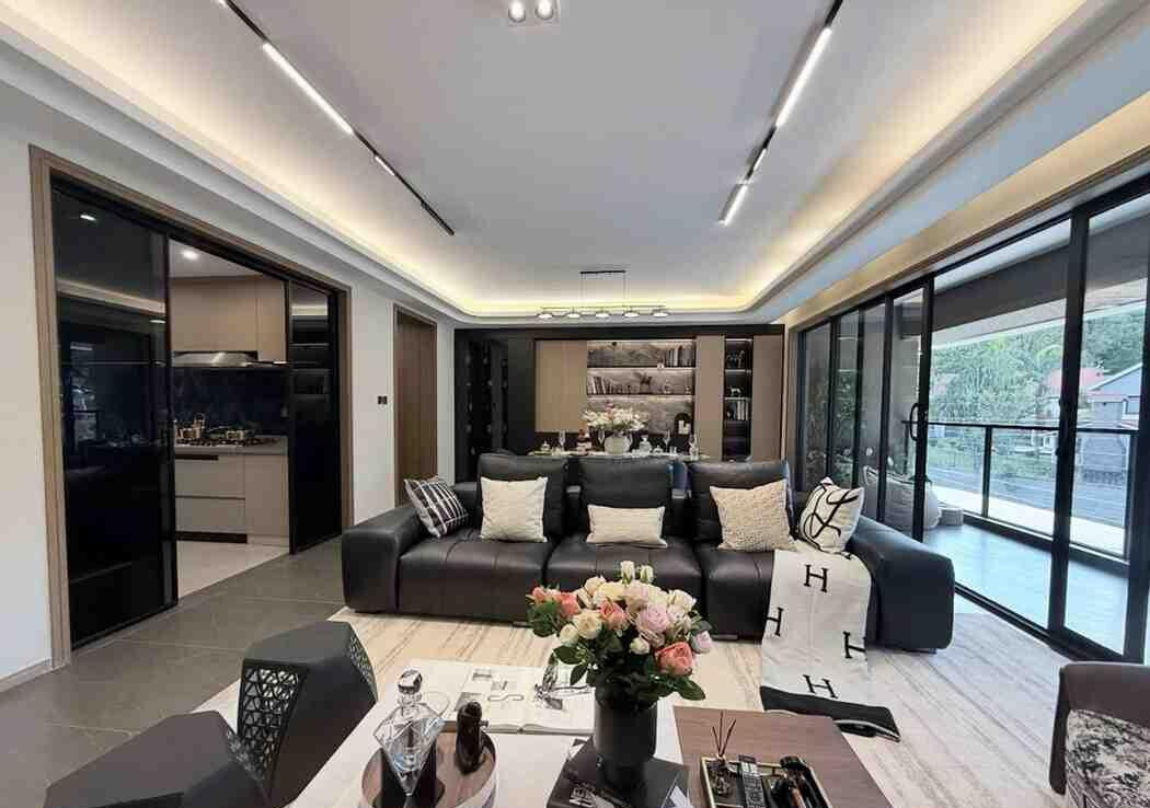4BR + DSQ with Heated Pools & Mall Access - Westlands