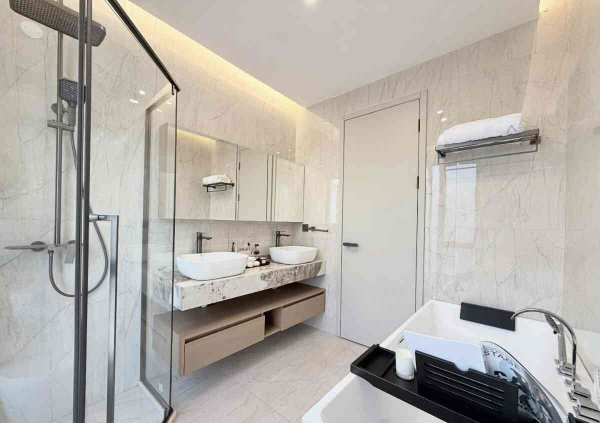 4BR + DSQ with Heated Pools & Mall Access - Westlands