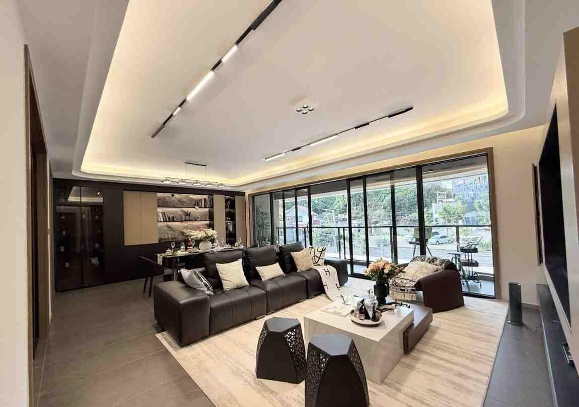 4BR + DSQ with Heated Pools & Mall Access - Westlands