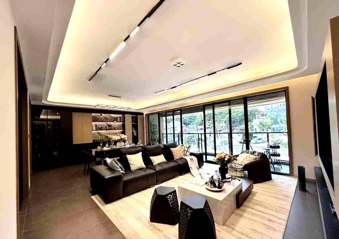 4BR + DSQ with Heated Pools & Mall Access - Westlands