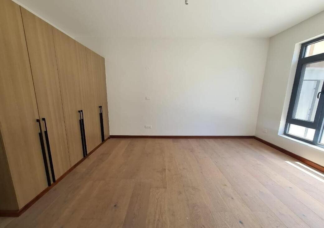 5-Ensuite Townhouse with Rooftop BBQ & Home Office - Lavington