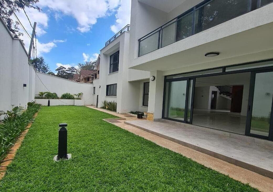 5-Ensuite Townhouse with Rooftop BBQ & Home Office - Lavington