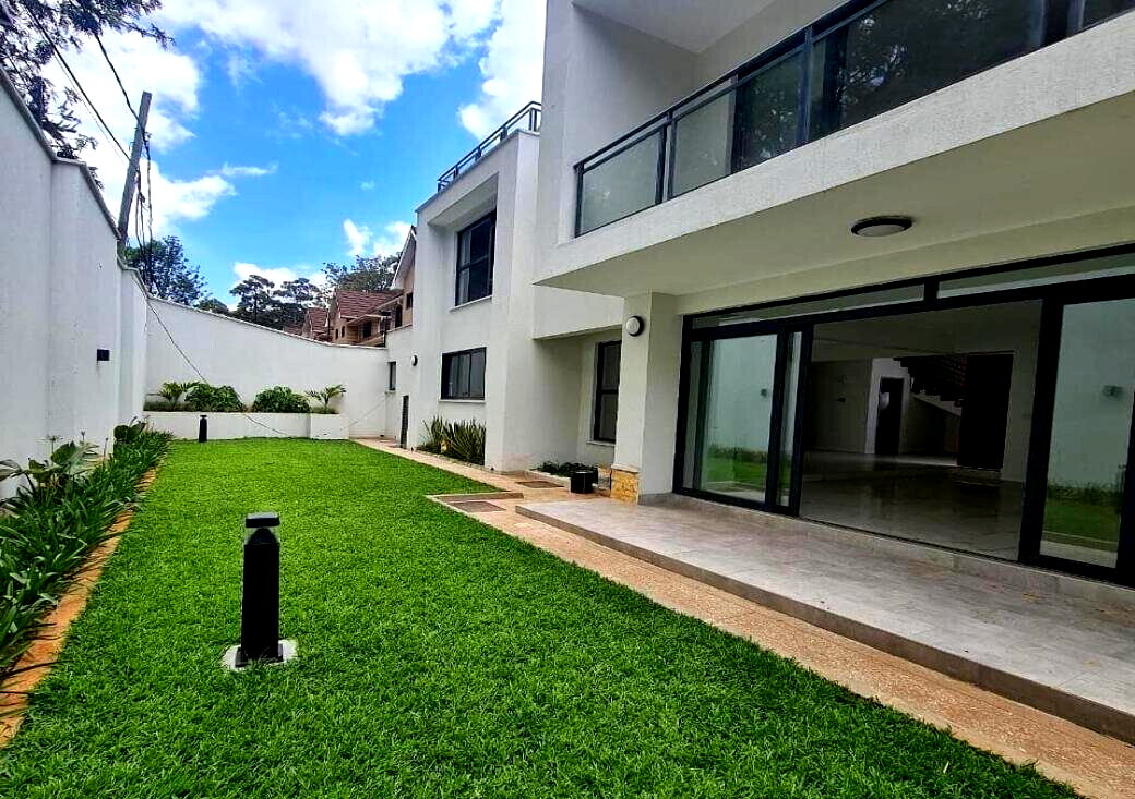 5-Ensuite Townhouse with Rooftop BBQ & Home Office - Lavington