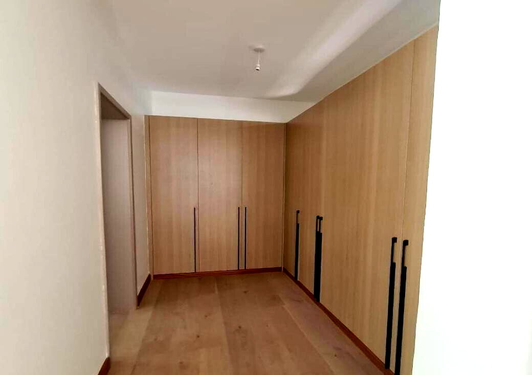 5-Ensuite Townhouse with Rooftop BBQ & Home Office - Lavington
