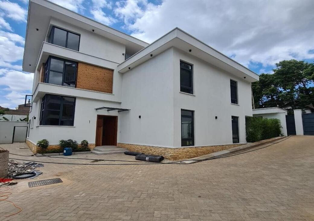 5-Ensuite Townhouse with Rooftop BBQ & Home Office - Lavington