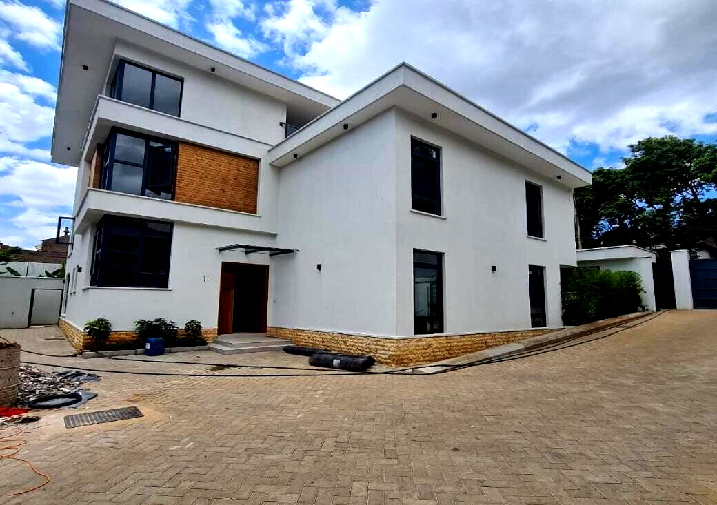 5-Ensuite Townhouse with Rooftop BBQ & Home Office - Lavington