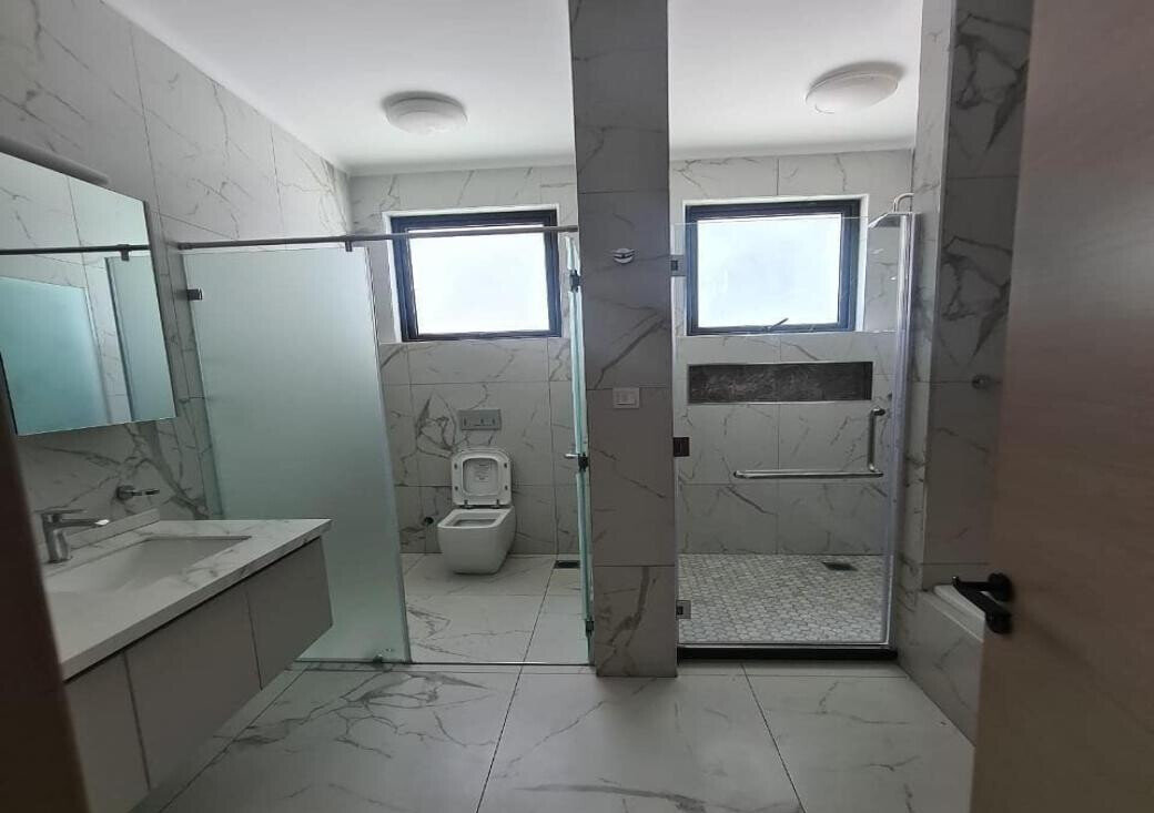 5-Ensuite Townhouse with Rooftop BBQ & Home Office - Lavington