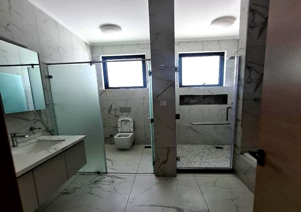 5-Ensuite Townhouse with Rooftop BBQ & Home Office - Lavington