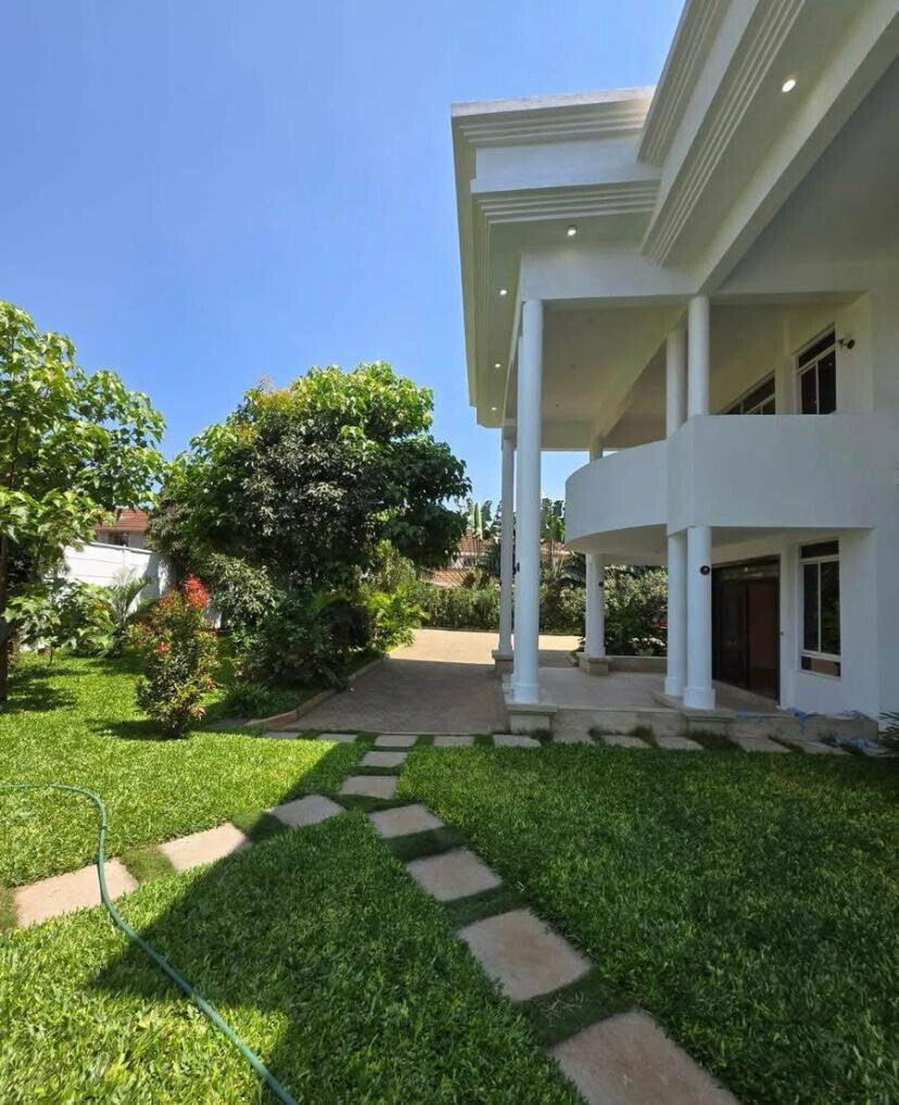 6BR All-Ensuite Townhouse with Two Pools – Kyuna, Nairobi