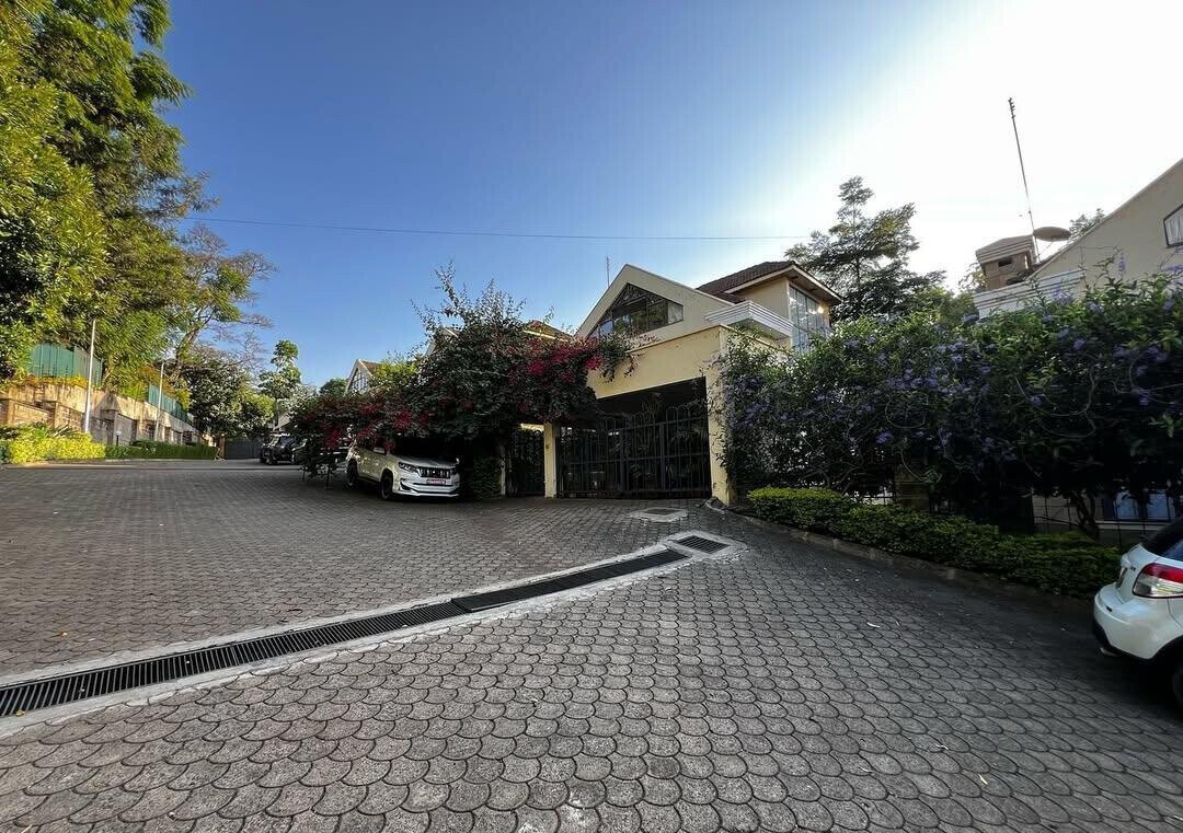 4 Luxurious 5BR Townhouses on 1-Acre Gated Estate - Lavington
