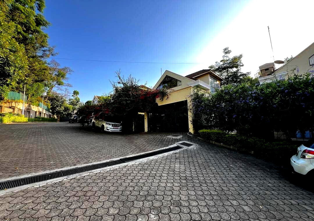 4 Luxurious 5BR Townhouses on 1-Acre Gated Estate - Lavington