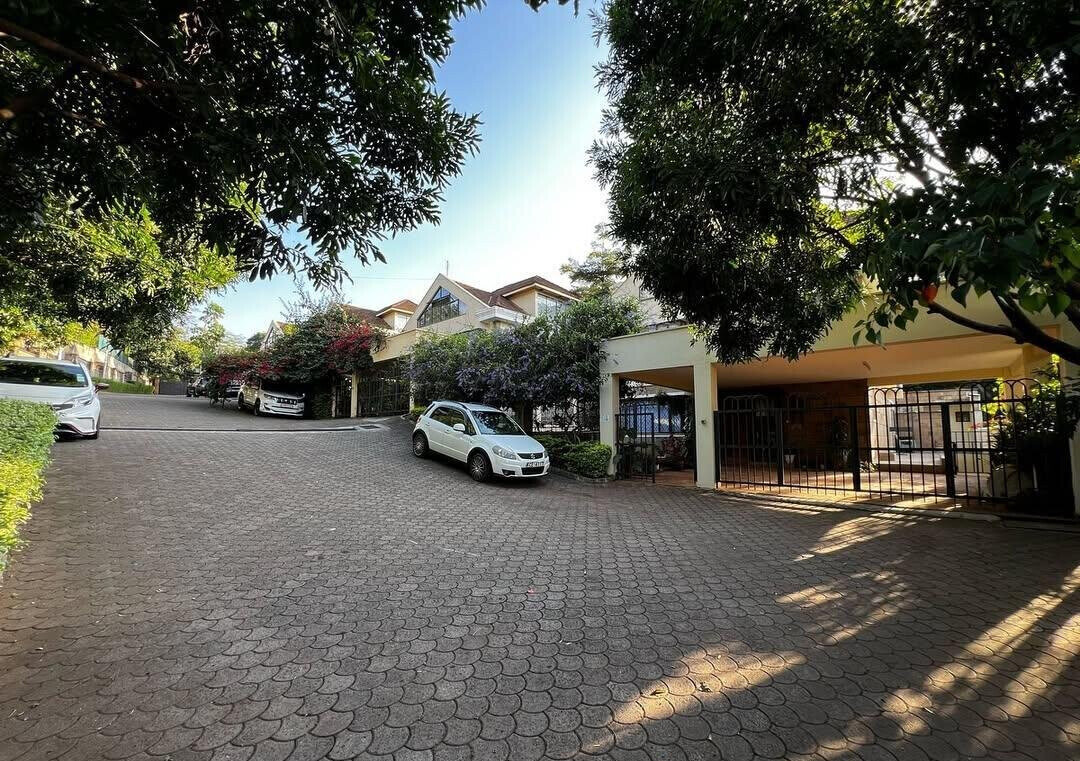 4 Luxurious 5BR Townhouses on 1-Acre Gated Estate - Lavington