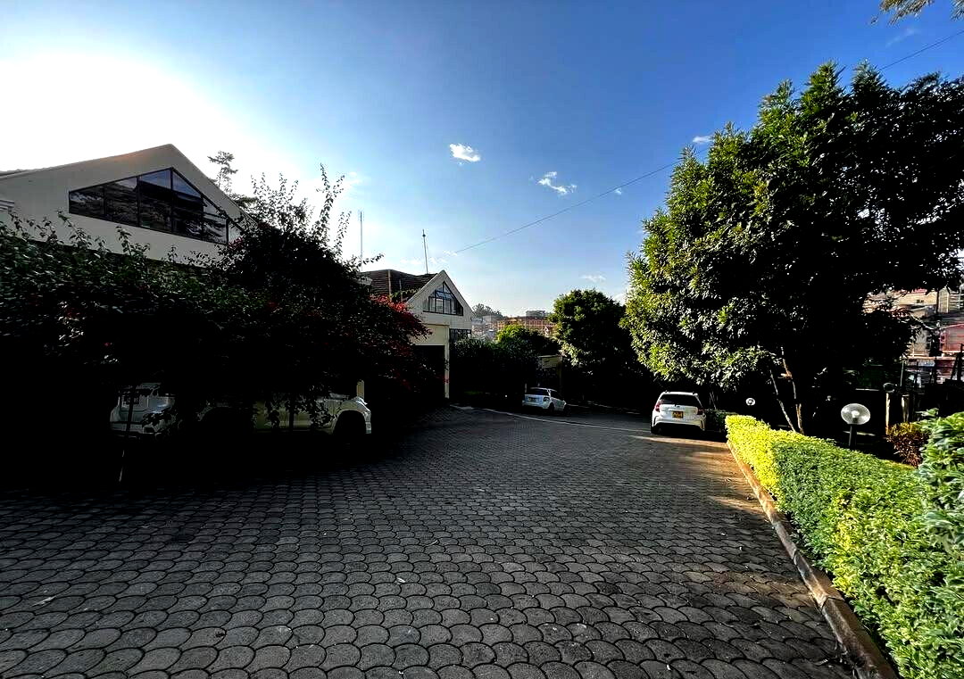 4 Luxurious 5BR Townhouses on 1-Acre Gated Estate - Lavington