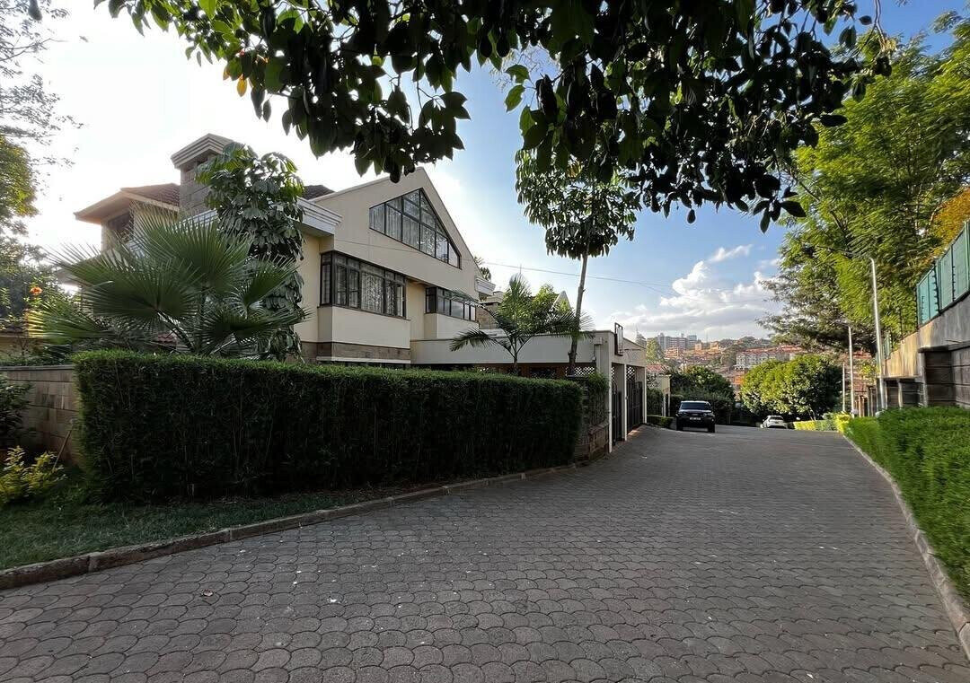 4 Luxurious 5BR Townhouses on 1-Acre Gated Estate - Lavington