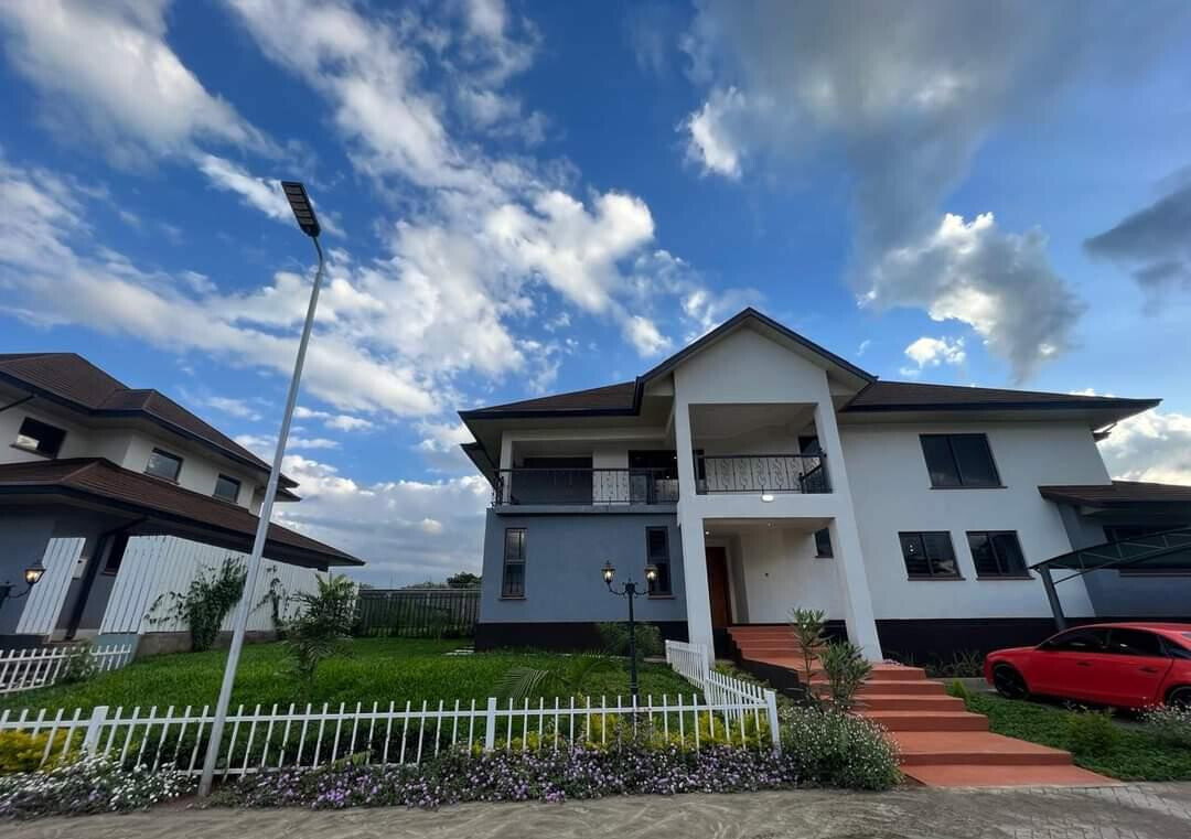 4BR All-Ensuite Villa with Prayer Room & DSQ - New Runda